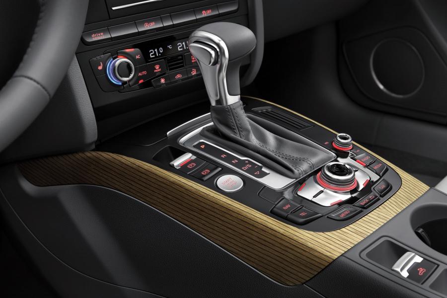 Детали интерьера Audi A5 Cabriolet 3.0 TDI Quattro 2011 года  (WW) (фото 4 из 27)